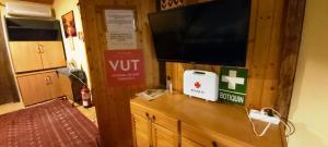 Una televisión o centro de entretenimiento en Viviendas Uso Turisitico, Al BUHAR