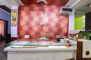 un mostrador en una habitación con una pared roja en Hotel O Qualia Grand, en Hyderabad