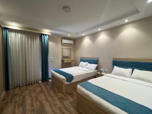 Postel nebo postele na pokoji v ubytování Gabry Grand Egyptian Museum and Pyramids Hotel