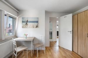 Una habitación con una mesa y sillas y una ventana. en 4 x Wohnungen in Waiblingen, en Waiblingen
