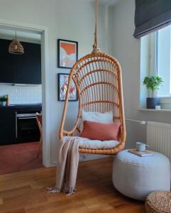 wiszący fotel z czerwoną poduszką w salonie w obiekcie 7th Floor Apartment Mokotów w Warszawie
