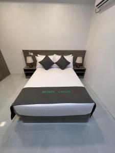 Letto o letti in una camera di INFINITE LAGOON