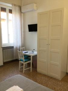 TV a/nebo společenská místnost v ubytování A due passi da Giulietta-Casa Montecchi