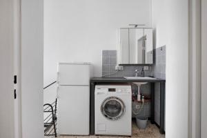 una cocina con lavadora y fregadero en 4 x Wohnungen in Waiblingen, en Waiblingen