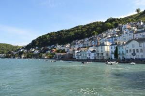 eine Stadt am Ufer eines Wasserkörpers mit Booten in der Unterkunft Sailors Rest in Dartmouth