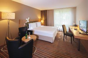 TV a/nebo společenská místnost v ubytování Mövenpick Hotel Zürich-Regensdorf