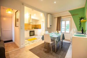a kitchen and dining room with a table and chairs at La Motte Bridard - 2 chambres - 1 canapé-lit - Parking - Jardin in Appoigny