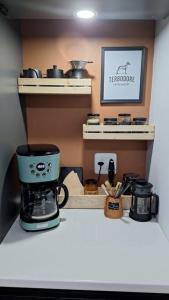 Η κουζίνα ή μικρή κουζίνα στο Retreat on 3rd - Pets Welcome - Coffee Bar