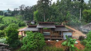 a small house in the middle of a forest at Chakerpor rice terrace in Ban Mae Sapok Noi