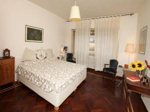 - une chambre avec un lit, une table et des chaises dans l'établissement Angelo Emo Home, à Rome