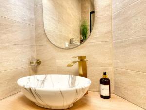 a bathroom with a large bowl sink and a mirror at Le Jardin de la Cathédrale - T2 - Centre Ville - Emplacement & Vue Extraordinaires in Narbonne