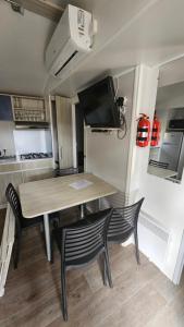 Φωτογραφία από το άλμπουμ του Charmant mobil-home cosy 168 στη Ναρμπόν