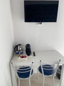 TV a/nebo společenská místnost v ubytování Torre delle Grazie Sorrento Suite