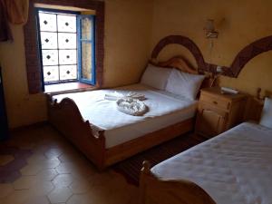 Postel nebo postele na pokoji v ubytování Les Pyramides Hotel Merzouga