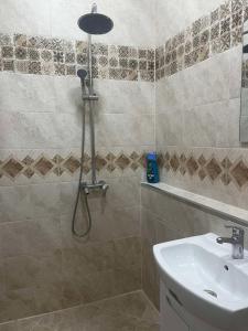 斯利文Арт 4的浴室配有淋浴和洗手池