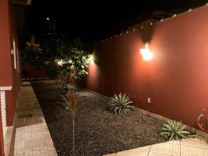 Κήπος έξω από το Suíte adoravél com piscina e churrasqueira