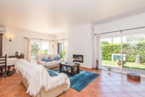 a living room with a couch and a table at Villa Balsa in Tavira