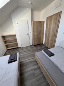 Postel nebo postele na pokoji v ubytování Penzion Kopanský mlýn