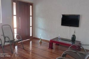 TV a/nebo společenská místnost v ubytování Casa Confortável arejada ar condicionado quente e frio 2 quartos ,2 banheiros ,2 vagas de garagem