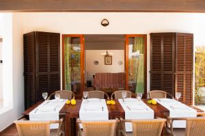 A restaurant or other place to eat at Villa Solana