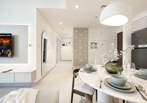 Η κουζίνα ή μικρή κουζίνα στο Kinfolk Homes - 5-Star Family Stay, 8 Minutes Walk to Dubai Mall & Burj Khalifa