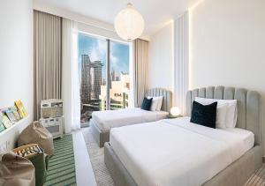 Ένα ή περισσότερα κρεβάτια σε δωμάτιο στο Kinfolk Homes - 5-Star Family Stay, 8 Minutes Walk to Dubai Mall & Burj Khalifa