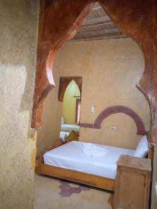 Postel nebo postele na pokoji v ubytování Les Pyramides Hotel Merzouga