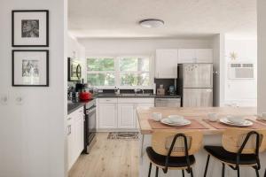 Dapur atau dapur kecil di The MidMod of The Lake