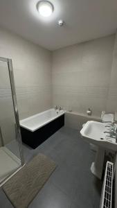 Koupelna v ubytování Dromod suites
