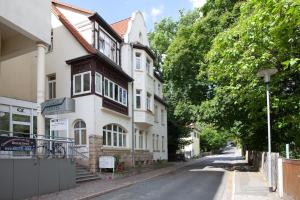 uma vista para a rua de uma casa com uma luz de rua em Hostel Jena em Jena