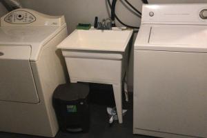 Φωτογραφία από το άλμπουμ του Affordable 2BR Family Friendly Basement Apt σε Bowmanville