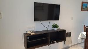 a flat screen tv sitting on top of a entertainment center at Apart Las Hermanas in Colón +15 photos