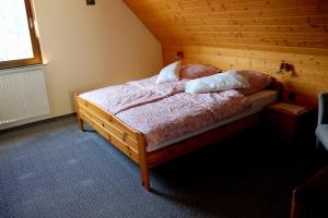 Un dormitorio con una cama en una habitación de madera. en Haus Brückenblick, en Bullay