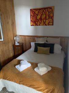 ein Schlafzimmer mit einem Bett mit zwei Handtüchern darauf in der Unterkunft SERMAR 1 in Rabo de Peixe