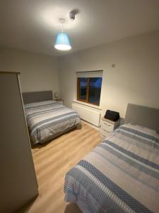 Postel nebo postele na pokoji v ubytování Dromod suites