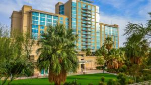 duży budynek z palmami przed nim w obiekcie Agua Caliente Casino Rancho Mirage w mieście Rancho Mirage