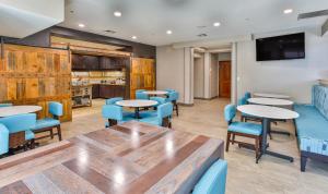 TV a/nebo společenská místnost v ubytování Residence Inn Prescott