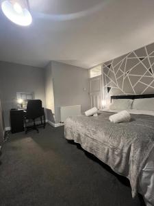 Postel nebo postele na pokoji v ubytování Purcell Guest House - Cosy Stay - Terrace - Entire 2 Story House - Contractors - Family - Sleeps 5 - 2 Kingsize or 4 Single beds - Sofa bed -
