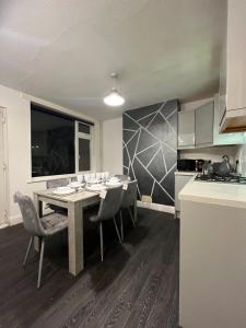 Kuchyň nebo kuchyňský kout v ubytování Purcell Guest House - Cosy Stay - Terrace - Entire 2 Story House - Contractors - Family - Sleeps 5 - 2 Kingsize or 4 Single beds - Sofa bed -