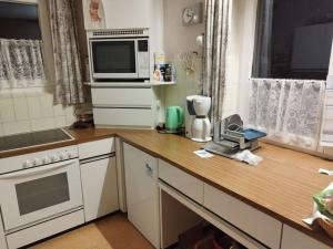 a kitchen with a counter top with a microwave at 100qm - Räumlichkeiten, Bregenz am Bodensee in Bregenz