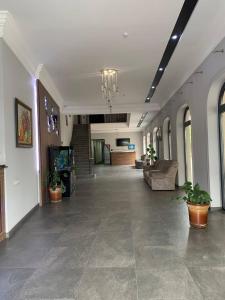 un vestíbulo vacío con sofá y sillas en un edificio en OA Tashkent, en Qŭyliq 29 fotos más