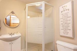 Ένα μπάνιο στο Spacious 3bedrm for family or business travellers +25 φωτογραφίες