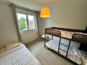 Postel nebo postele na pokoji v ubytování Domaine des 5 Roses - Rose Sombre + 10 fotografií