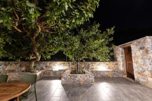 Fotografie z fotogalerie ubytování Chrisi Holiday Home - 500 sqm Private Gardens & Nature View - 300m by the sea v destinaci Almirída