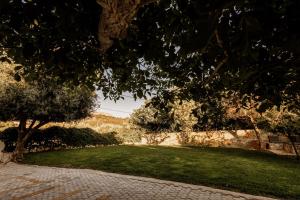 Zahrada ubytování Chrisi Holiday Home - 500 sqm Private Gardens & Nature View - 300m by the sea