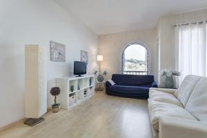 a living room with a couch and a tv at Arenyslux II in Arenys de Mar