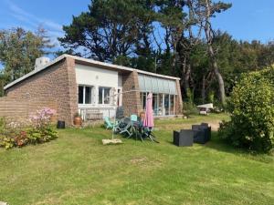 Cette petite maison en briques dispose d'une terrasse et d'une cour. dans l'établissement Parenthèse Océane Suite calme 1 ou 2 chambres entre bois et mer, à Perros-Guirec 4 autres photos