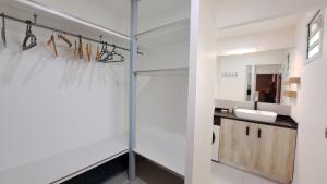 un baño con lavabo y espejo en Résidence Paradis, en Petit-Bourg 109 fotos más
