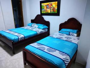 辛塞莱霍Hotel Tamaulipas Mixteca的房间里有两张并排的床