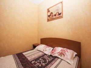 um quarto com uma cama com duas almofadas em ApartLux Kantemirovskaya em Moscovo